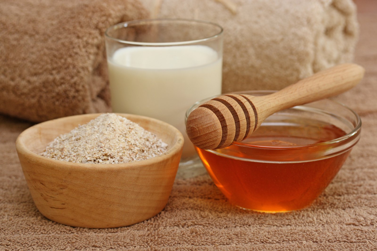 www.eventsstyle.com 25201 Honey and milk mask for skin lightening