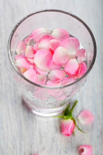 www.eventsstyle.com 40034 Mask of rose water and starch for lighter skin
