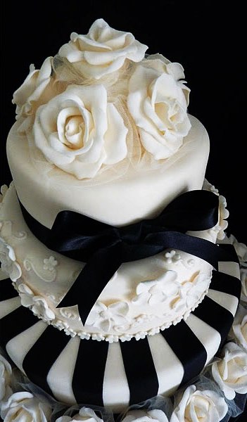 eventsstyle.com 46975 15 White and Black wedding cakes 2015