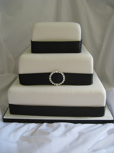 eventsstyle.com 46976 15 White and Black wedding cakes 2015