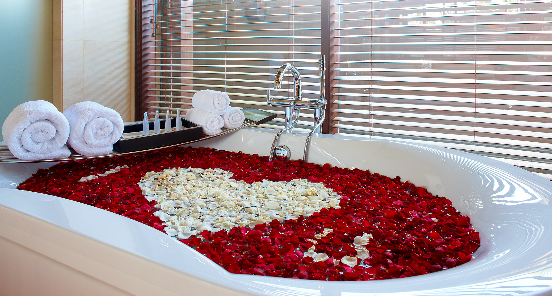 eventsstyles1555 beautiful Honeymoon flowers ideas  