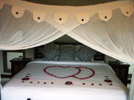 eventsstyles1638  classy Honeymoon bedroom 