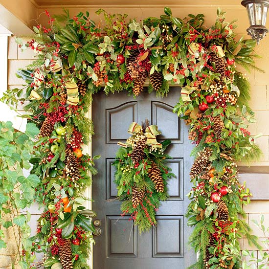 front door christmas decorating ideas 20 creative christmas front door decorations 29442 Cool ideas for christmas home decorating 2014