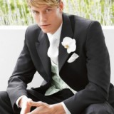 Romantic touch to the groom’s suit