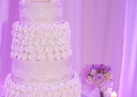 wedding cake decorated with Chains