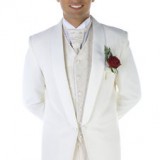 The groom’s white suit … Elegance and bolder