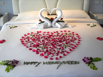 styles5098 Awesome honeymoon bed decoration ideas 2014