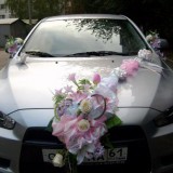 Car of the couple complete the elegance